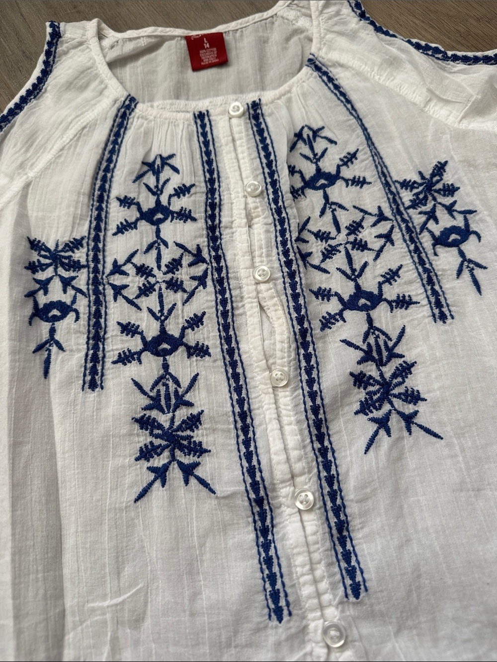 Arizona Jean Company White Cold-Shoulder Top with Blue Embroidery - Picture 3 of 4